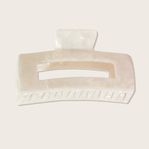 Pince à griffe blanche Pixie Woo pour cheveux, poignée en plastique blanc et dents de fixation pour coiffer facilement.