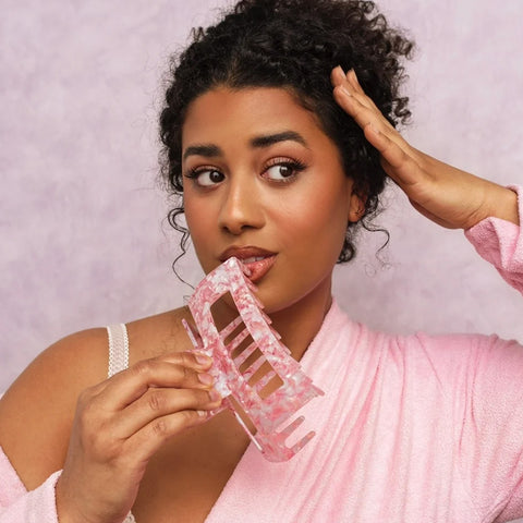 Pince à griffe rose Pixie Woo pour cheveux, outil de coiffure avec dents pour démêler ou styliser les cheveux.