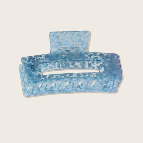 Pince à cheveux bleue Pixie Woo, pince à griffe pour coiffer les cheveux avec une poignée ergonomique.