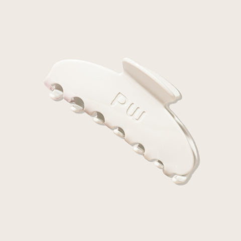Pince demi-lune gris maringue pâle Pixie Woo pour cheveux, finition élégante et pratique, en métal léger.