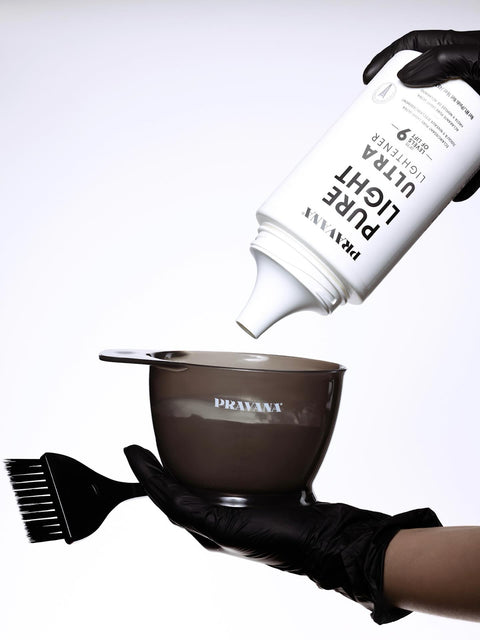 Bol à coloration Pravana pro_space en plastique noir avec espace pour mélanger et appliquer les colorations capillaires.