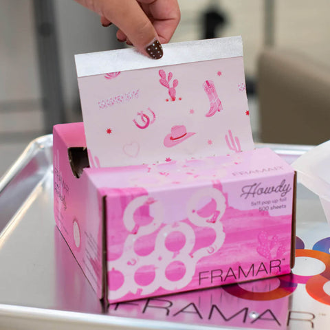 Feuilles d'aluminium Framar, 500 feuilles de 5x11 pouces, pour usage professionnel, visibles empilées sur une surface.