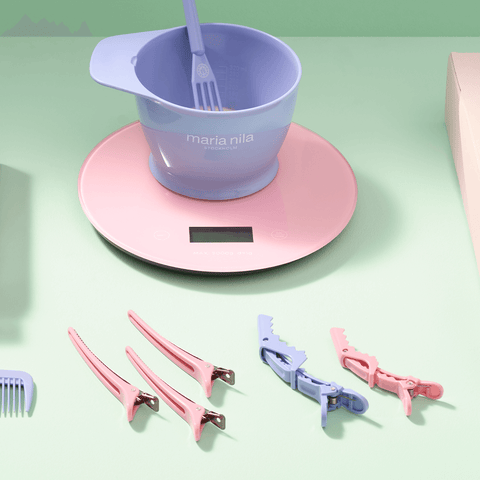Jeu de 10 clips plates Maria Nila, accessoires professionnels pour coiffure, en plastique noir, visibles sur l'image.