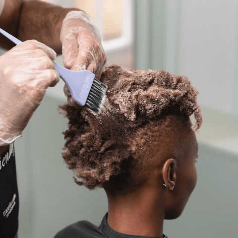 Pinceau moyen Maria Nila, outil de coiffure professionnel avec poils naturels pour un coiffage précis.