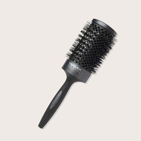 Brosse thermique circulaire Dannyco de 60 mm, outil de coiffure pour un brushing professionnel, avec poils résistants et poignée ergonomique.