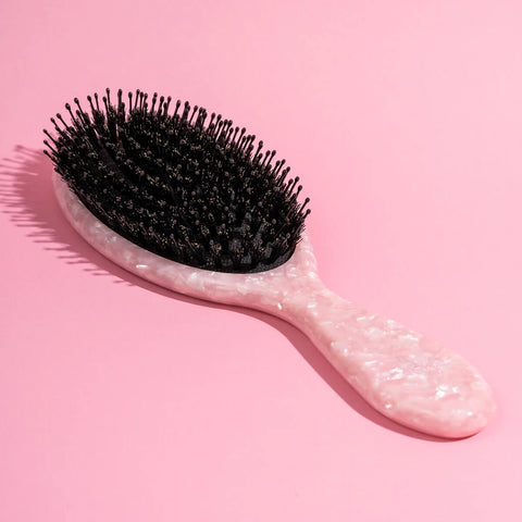 Brosse à cheveux Pixie Woo pour brillance, conçue pour démêler et ajouter de l’éclat aux cheveux.