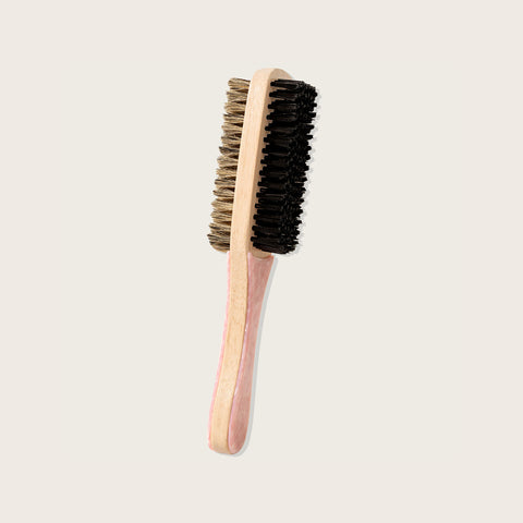 Brosse à cheveux lissante Pixie Woo pour un coiffage facile et efficace, visible avec des poils lisses et ergonomiques