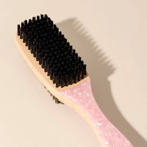 Brosse à cheveux lissante Pixie Woo pour un brushing facile et une coiffure soyeuse, visible en image.