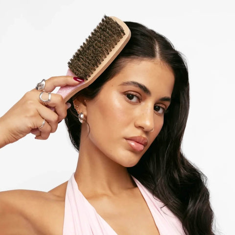 Brosse à cheveux lissante Pixie Woo, outil de coiffure pour cheveux lisses et brillants, avec design élégant.