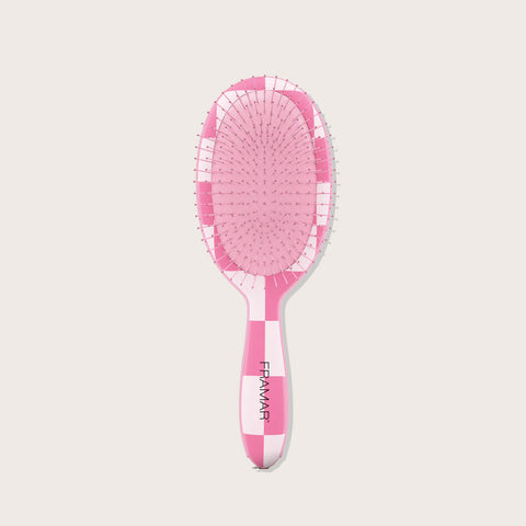 Brosse démêlante Framar Checked Out rose, outil de coiffure avec poils souples pour démêler les cheveux en douceur.
