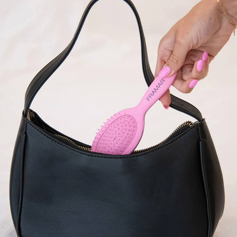 Petite brosse demêlante Framar Rose pour cheveux, outil de coiffure avec poils doux pour démêler en douceur.