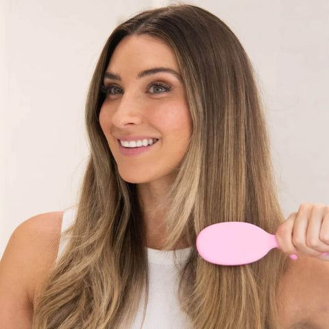 Petite brosse démelante Framar Rose pour cheveux, outil de coiffure élégant et pratique, visible en image.