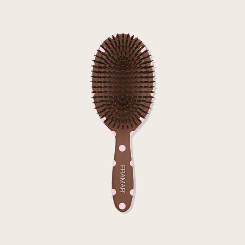 Brosse de polissage Framar à pois roses et bruns, outil professionnel pour coiffure, avec poils doux et poignée ergonomique.