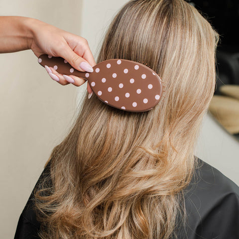 Brosse à pois rose et brun Framar pour polissage capillaire, image montrant la brosse professionnelle Framar.