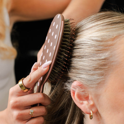 Brosse Framar Polish à pois rose et brun pour cheveux, design élégant et poignée en bois, idéale pour le coiffage professionnel.