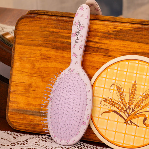 Brosse démêlante Framar Meadow, outil de coiffure en plastique avec poils souples pour démêler délicatement les cheveux.