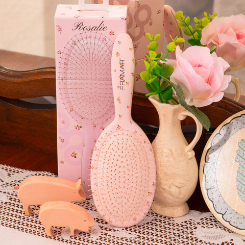 Brosse démêlante Framar Rosalie pour cheveux, outil de coiffure avec poils flexibles, en plastique rose.