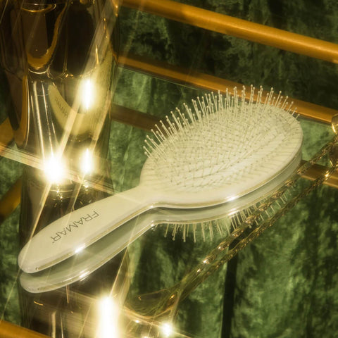 Brosse démêlante Framar Happy Hour pour cheveux, outil de coiffure avec poils souples pour démêler en douceur.