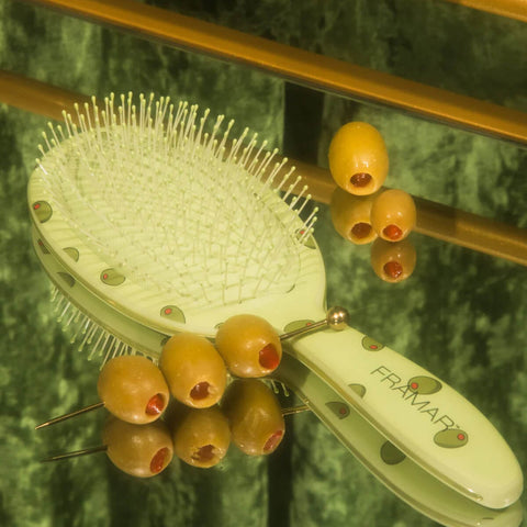 Brosse démêlante Framar Extra Olive en plastique noir et vert, outil pour démêler les cheveux en douceur.