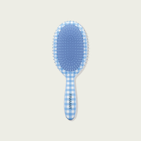 Brosse démêlante Framar à motif gingham bleu, poils flexibles pour démêler en douceur tous types de cheveux.