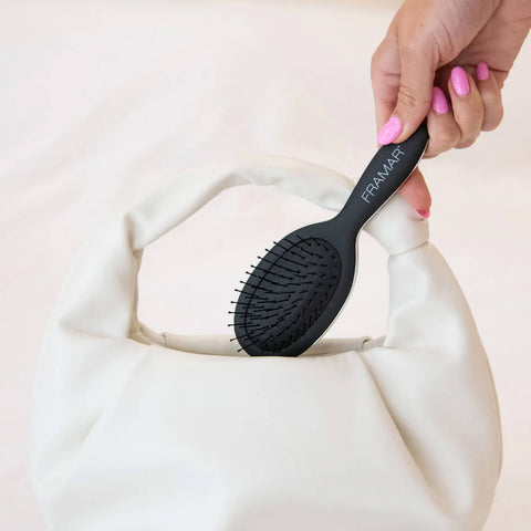Petite brosse démêlante Framar noire pour cheveux, outil pratique pour démêler en douceur.