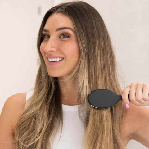 Mini brosse démêlante noire Framar, outil de coiffure compact avec poils souples pour démêler les cheveux facilement.