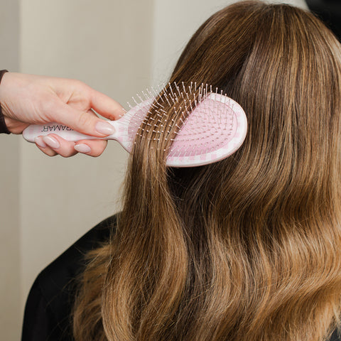 Brosse démêlante Framar Gingham rose pour cheveux, poils flexibles et poignée ergonomique.