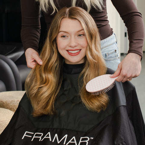 Brosse démêlante Framar Gingham rose pour cheveux, design rose à carreaux, poils souples et ergonomiques pour démêler en douceur.