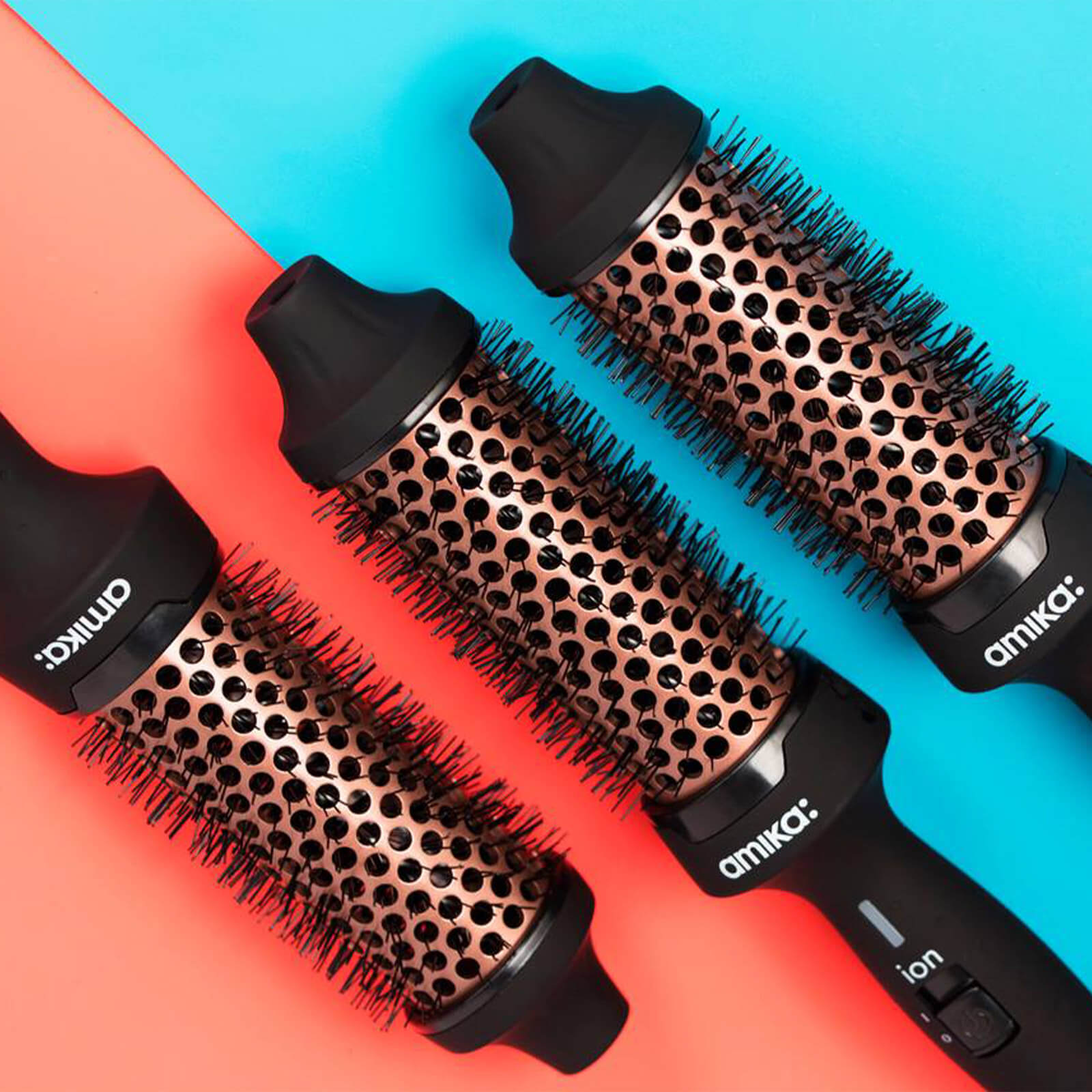 AMIKA - Blowout Babe Heated Brush