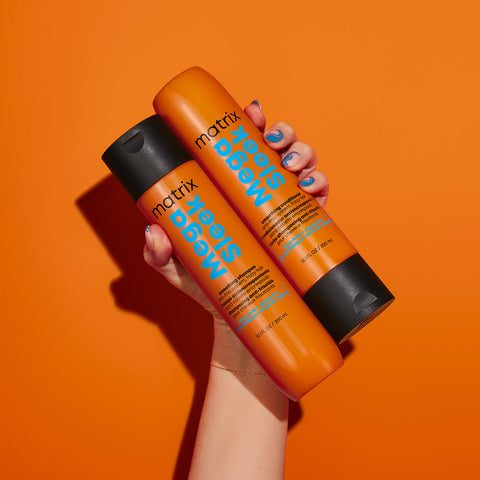 Revitalisant lissant Matrix Mega Sleek pour cheveux, texture crémeuse et soin lissant pour cheveux brillants et doux.