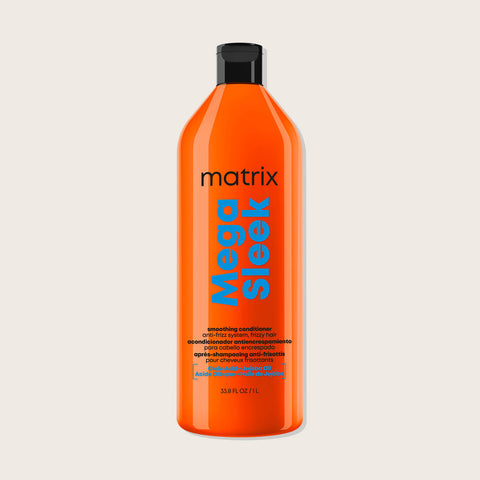 Revitalisant lissant pour cheveux Matrix Mega Sleek, texture crémeuse, bouteille blanche avec logo Matrix visible.