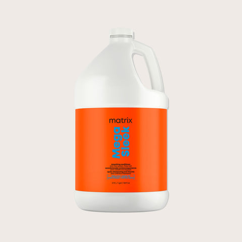 Revitalisant lissant pour cheveux Matrix Mega Sleek, texture crémeuse, application sur cheveux lisses et brillants.