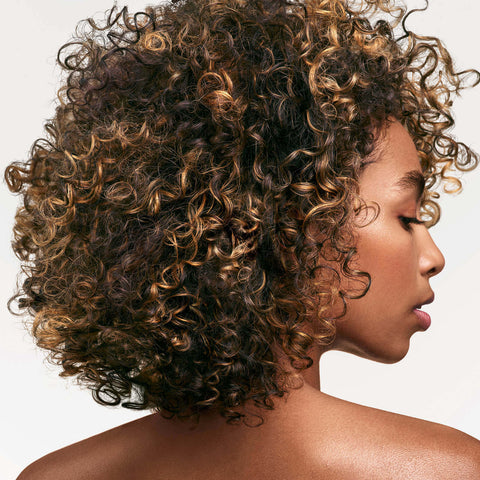 Après-shampoing hydratant Biolage Ultra Hydra Source pour cheveux, bouteille blanche avec logo Biolage visible.