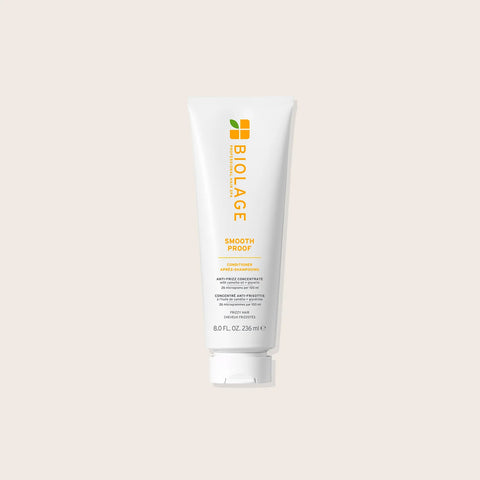 Revitalisant lissant pour cheveux Biolage Smooth Proof, bouteille de 236 ml, texture fluide et formule nourrissante.