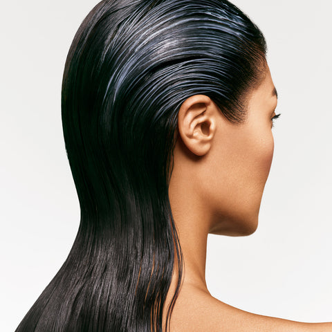 Revitalisant réparant pour cheveux Biolage Strength Recovery, texture crémeuse, bouteille verte, soin capillaire réparateur.