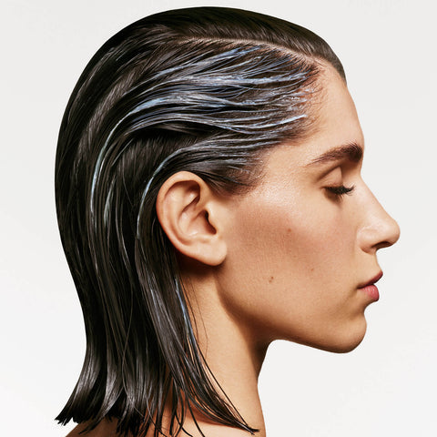 Revitalisant universel Scalp Sync de Biolage pour cheveux, flacon d'1 litre, texture crème et application sur le cuir chevelu