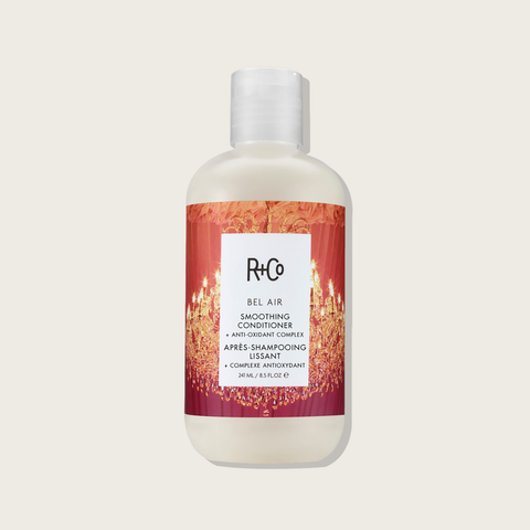 Revitalisant lissant pour cheveux R+Co Bel Air avec complexe antioxydant, bouteille blanche avec pompe.