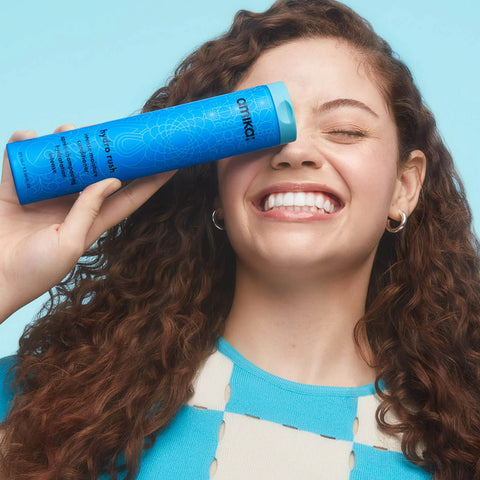 Revitalisant capillaire hydratant Amika Hydro Rush, texture crémeuse et flacon élégant pour cheveux secs et déshydratés.