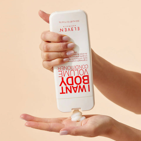 Revitalisant volume Eleven Australia pour cheveux, texture légère et volume durable, flacon avec étiquette visible.