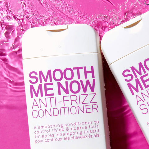 Revitalisant lissant pour cheveux Eleven Australia Smooth Me, texture crémeuse, appliqué sur des cheveux brillants et soyeux.