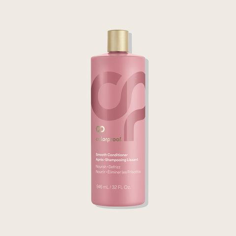 Revitalisant lissant pour cheveux Colorproof, texture onctueuse et hydratante, visible dans le flacon.