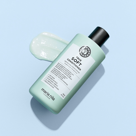 Revitalisant assouplissant pour cheveux Maria Nila True Soft, texture crémeuse et flacon élégant visible.