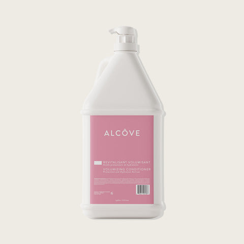 Revitalisant volumisant pour cheveux Alcôve, flacon blanc avec pompe, visible sur fond neutre.