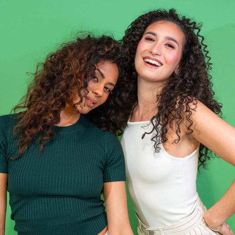 Revitalisant sans rinçage pour boucles Alcôve, soin capillaire en flacon de 250 ml, cheveux bouclés et hydratés.