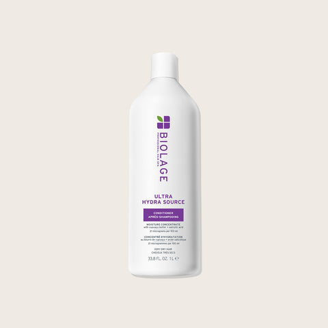 Revitalisant hydratant Biolage Ultra Hydra Source pour cheveux, texture crémeuse, appliqué sur cheveux humides.