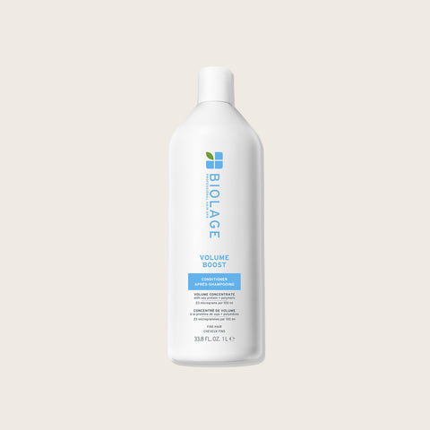 Revitalisant volume Biolage Volume Boost pour cheveux, flacon blanc avec pompe, texturisé et volumisé visible.