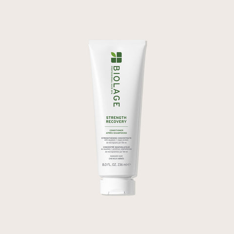 Revitalisant réparant Biolage Strength Recovery pour cheveux, texture crémeuse et formule nourrissante visible dans l'image.