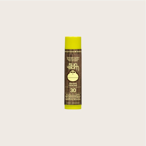 Baume à lèvres Sun Bum SPF30 à la lime, protection solaire pour les lèvres, tube compact avec étiquette verte.