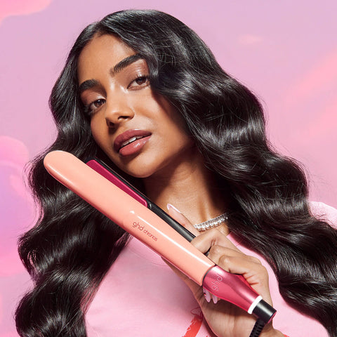 Fer à lisser GHD Chronos avec étui édition limitée Sugar Pink, outil de coiffure professionnel et élégant.