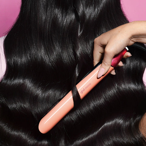 Fer à lisser GHD Chronos avec étui édition limitée Sugar Pink, outil de coiffure professionnel et élégant.